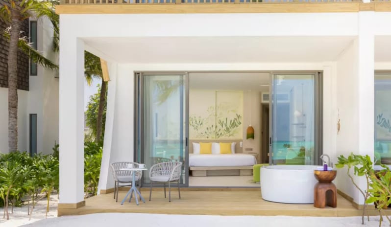06-cmlm-mirage-beachfront-room-with-jacuzzi-01 (1).jpg